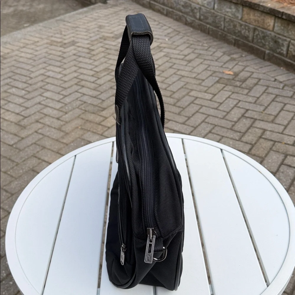 Vintage Black Messenger bag by Hartmann. Good used condition and ready to travel - Picture 2 of 9